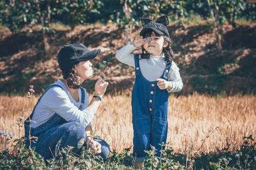开口闭口都不能正常说话的孩子，其实和语言发
