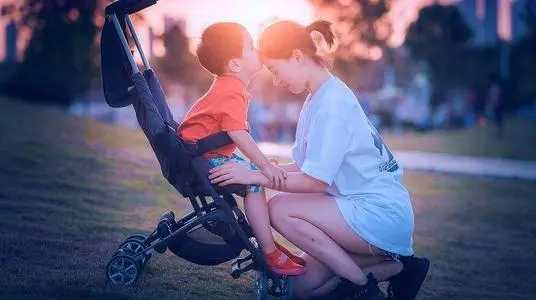 讲话口齿不清，还会影响孩子上学？这位母亲选